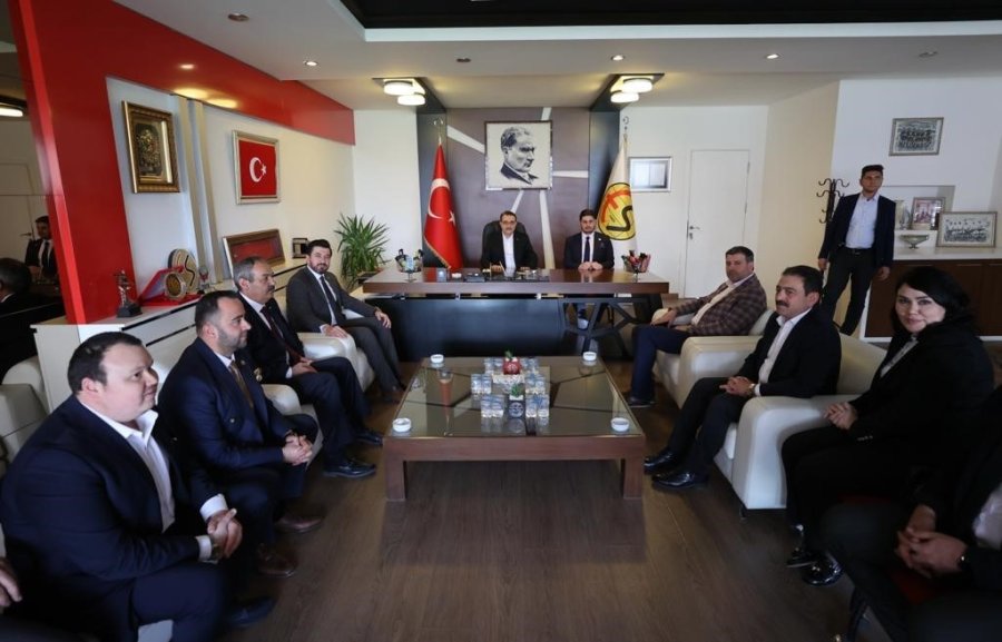 Bakan Dönmez Eskişehirspor’u Ziyaret Etti