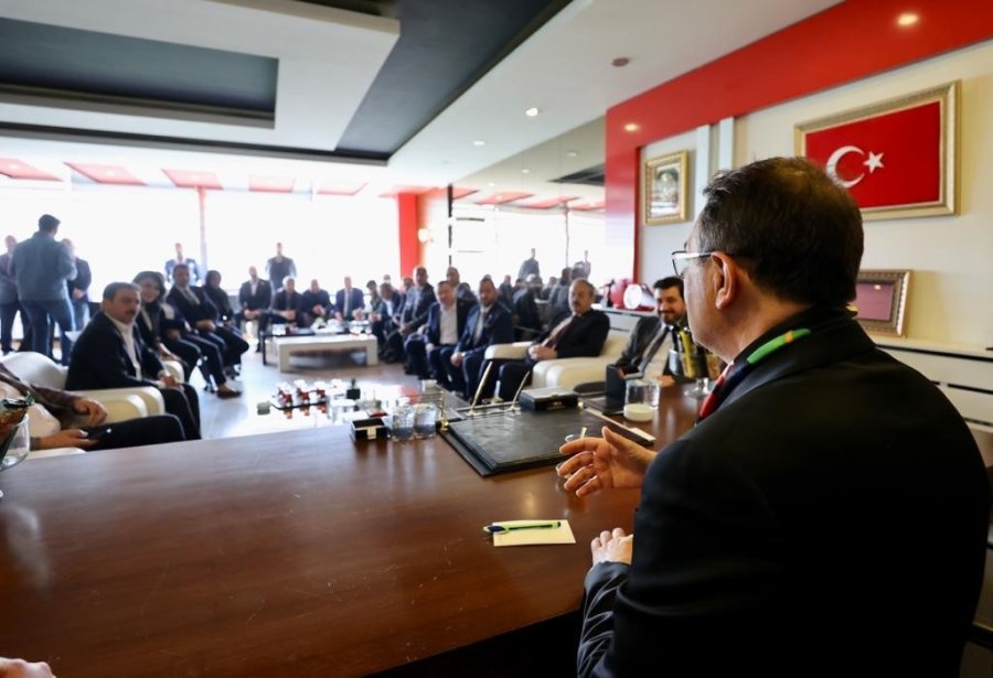 Bakan Dönmez Eskişehirspor’u Ziyaret Etti