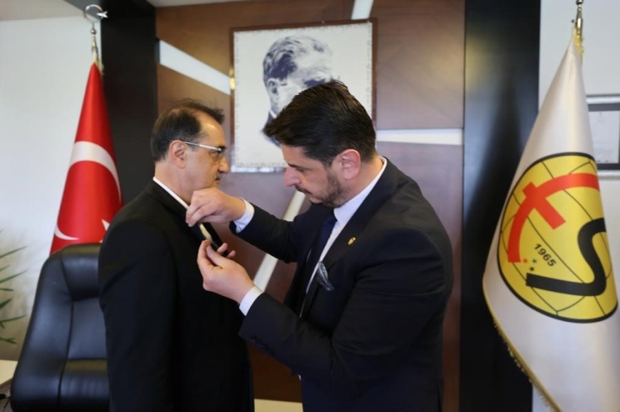 Bakan Dönmez Eskişehirspor’u Ziyaret Etti