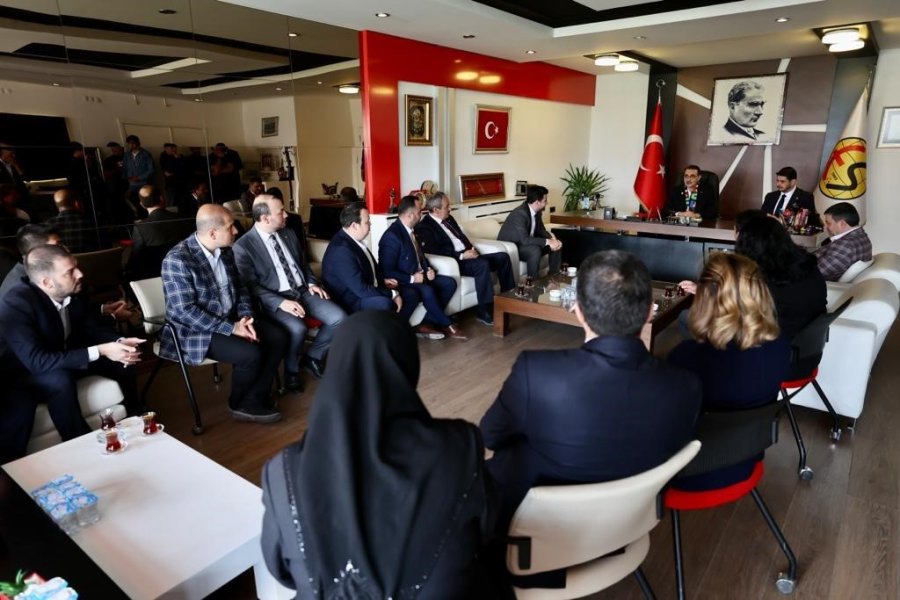 Bakan Dönmez Eskişehirspor’u Ziyaret Etti