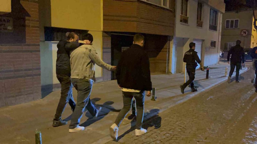 Cadde Ortasında Bıçaklı Saldırıda Irak Uyruklu 1 Kişi Yaralandı