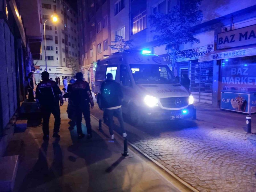 Cadde Ortasında Bıçaklı Saldırıda Irak Uyruklu 1 Kişi Yaralandı