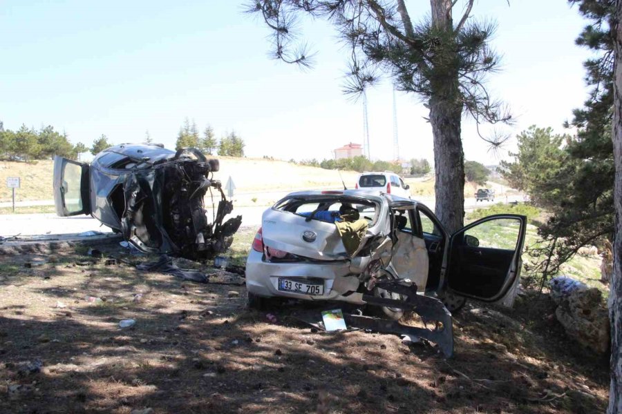 Otomobil Yol Kenarında Duran Otomobile Çarptı: 2’si Ağır, 6 Yaralı