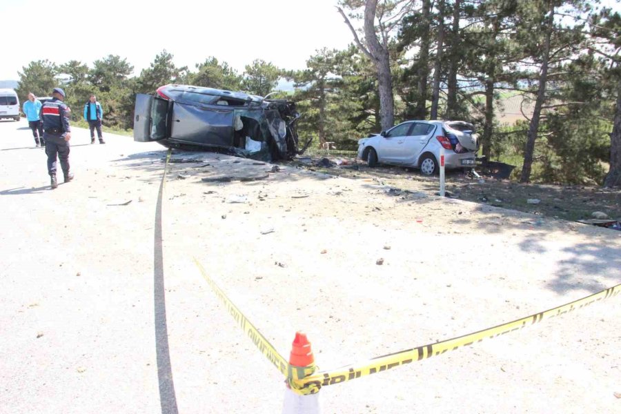 Otomobil Yol Kenarında Duran Otomobile Çarptı: 2’si Ağır, 6 Yaralı