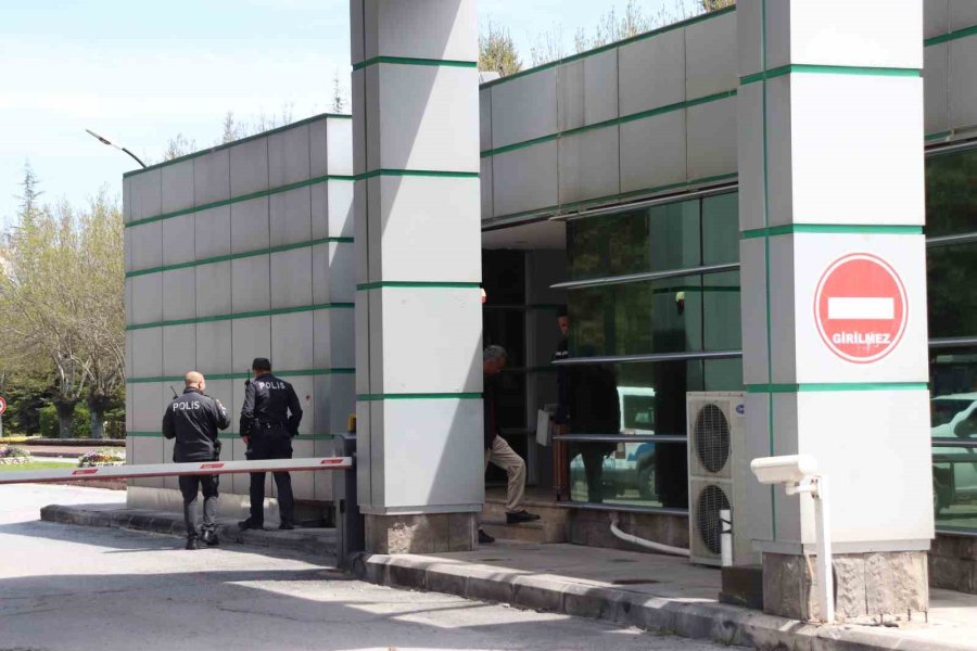 Güvenlikçi Kendini Vurdu