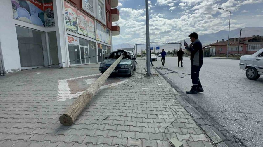 Telefon Direği Otomobile Ok Gibi Saplandı