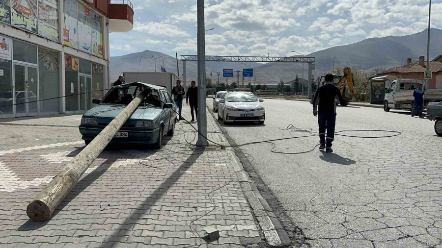 Telefon Direği Otomobile Ok Gibi Saplandı