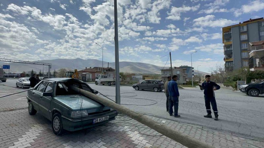 Telefon Direği Otomobile Ok Gibi Saplandı