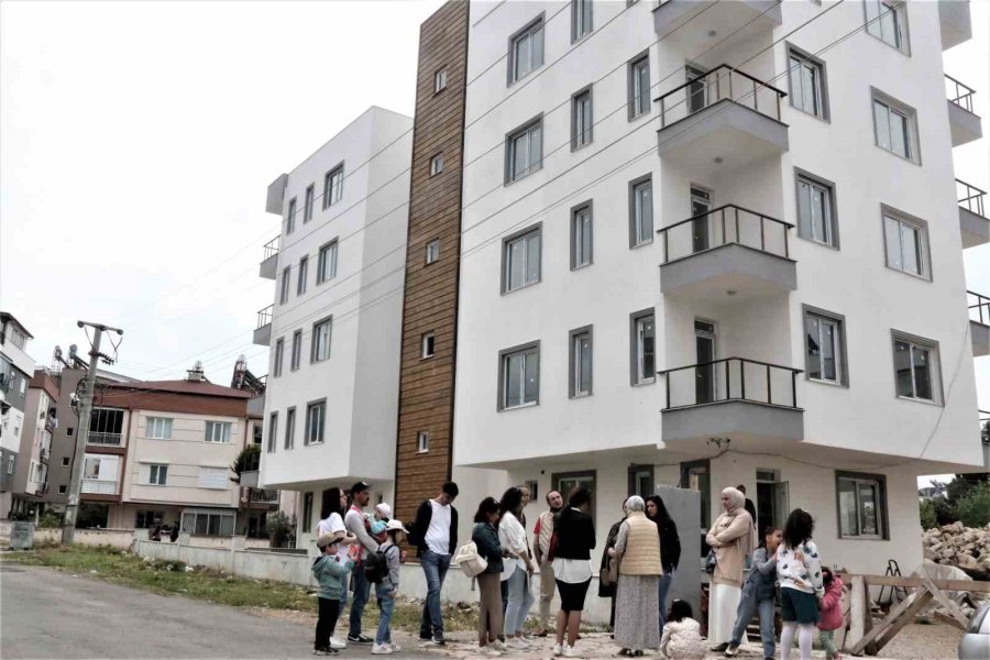 “2 Ayda Teslim Edilecek” Sözü İle Adlıkları Evlerini Sadece Dışarıdan İzleyebiliyorlar