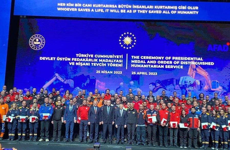 Cumhurbaşkanı Yardımcısı Oktay’dan Eskişehirli Arama Kurtarma Ekiplerine Üstün Fedakârlık Madalyası