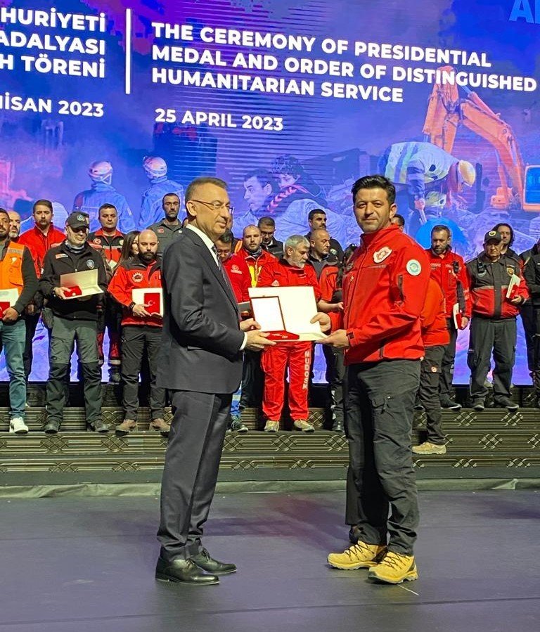 Cumhurbaşkanı Yardımcısı Oktay’dan Eskişehirli Arama Kurtarma Ekiplerine Üstün Fedakârlık Madalyası