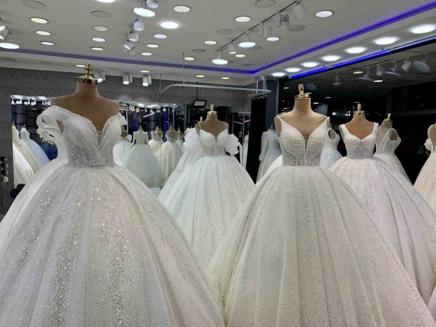 Gelinlikçilerde Düğün Sezonu Yoğunluğu Başladı