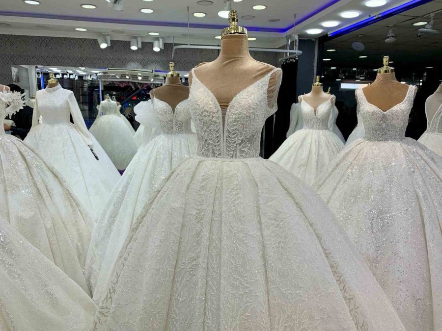 Gelinlikçilerde Düğün Sezonu Yoğunluğu Başladı