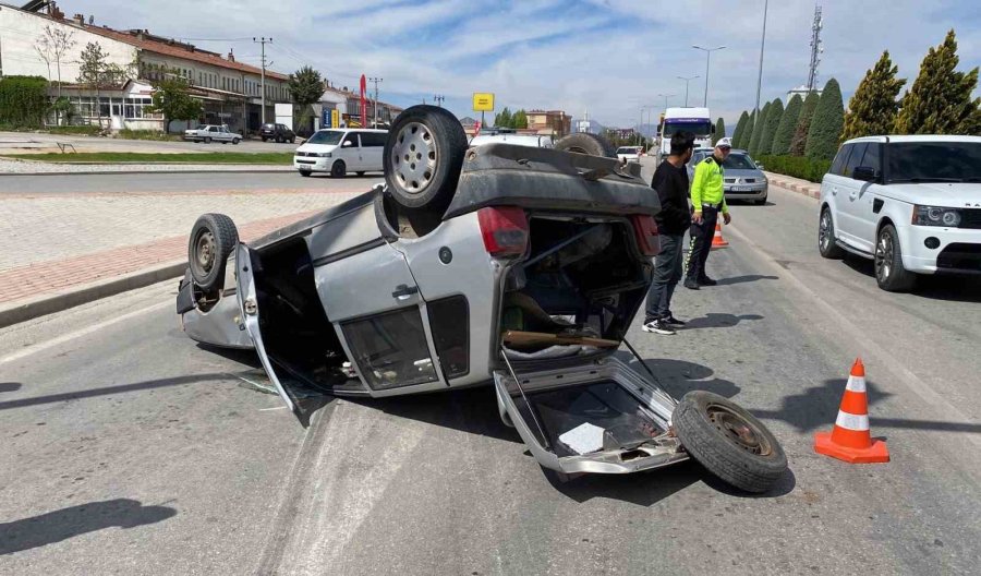 Karaman’da Takla Atan Otomobilin Sürücüsü Yaralandı