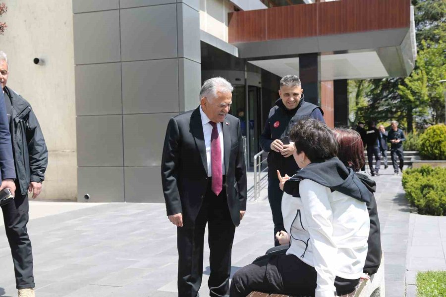 Başkan Büyükkılıç, Yemekhanede Personel Ve Vatandaş İle Buluştu