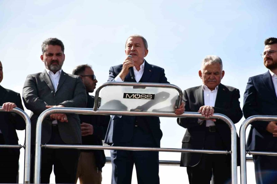 Bakan Akar’dan Terörle Mücadelede Kararlılık Mesajı