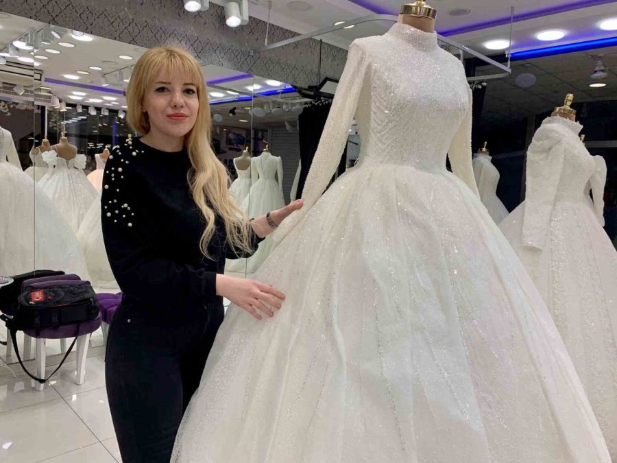 Gelinlikçilerde Düğün Sezonu Yoğunluğu Başladı