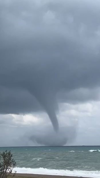 Antalya’da Denizde Oluşan Hortum Kamerada