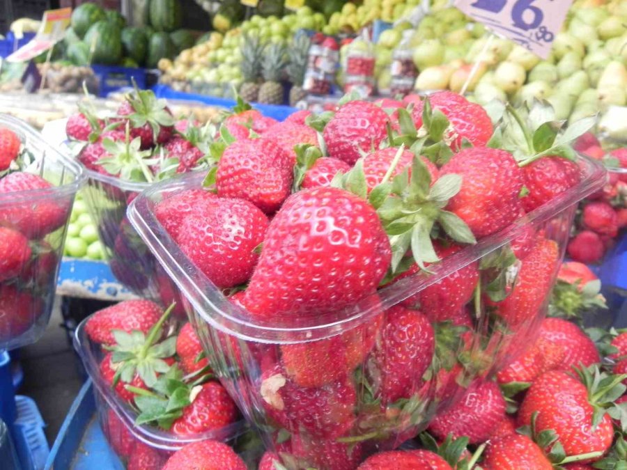’tezgâhın Gelini’ Adını Verdiği Çileği Şehrin Plaka Kodu Olan 26 Liradan Satıyor