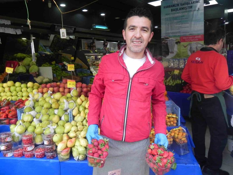 ’tezgâhın Gelini’ Adını Verdiği Çileği Şehrin Plaka Kodu Olan 26 Liradan Satıyor