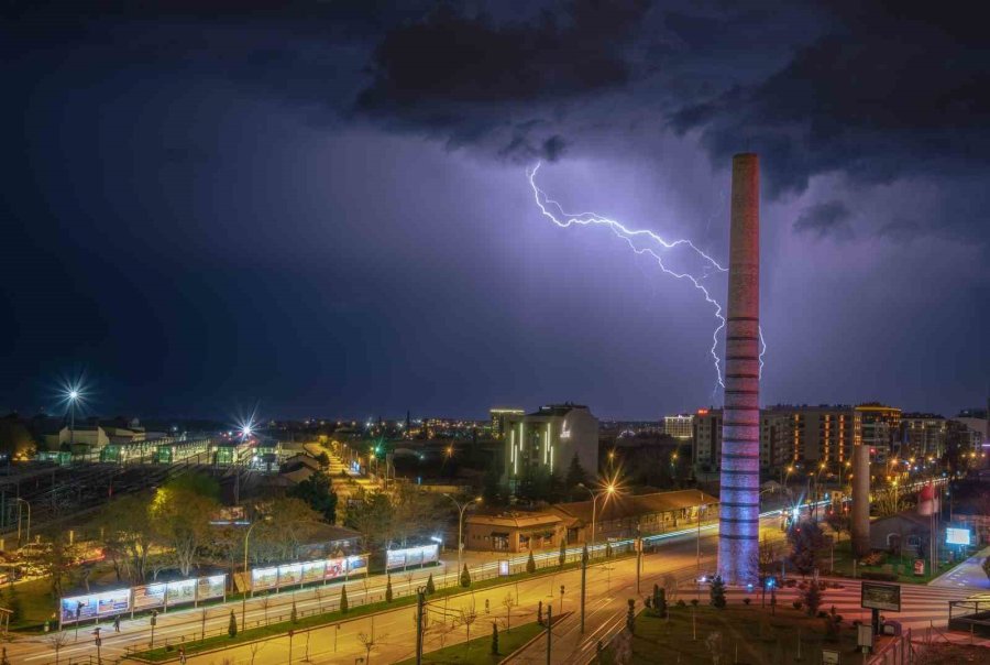 Şimşeklerin Dansı Gökyüzünde Görsel Şölen Oluşturdu