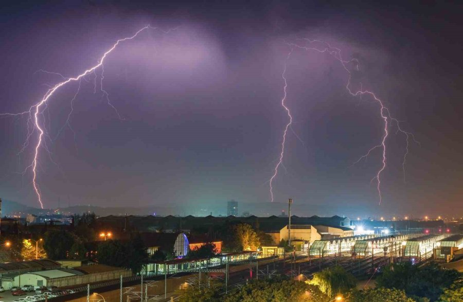 Şimşeklerin Dansı Gökyüzünde Görsel Şölen Oluşturdu