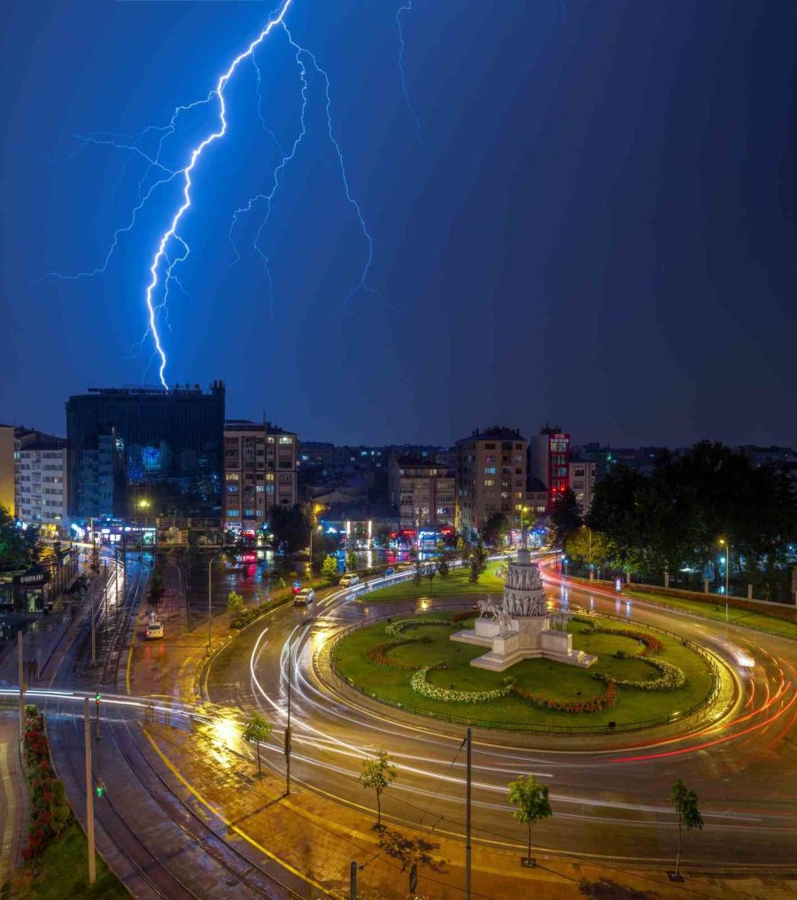 Şimşeklerin Dansı Gökyüzünde Görsel Şölen Oluşturdu