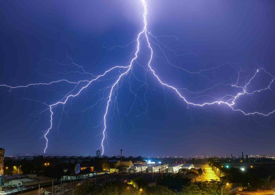 Şimşeklerin Dansı Gökyüzünde Görsel Şölen Oluşturdu