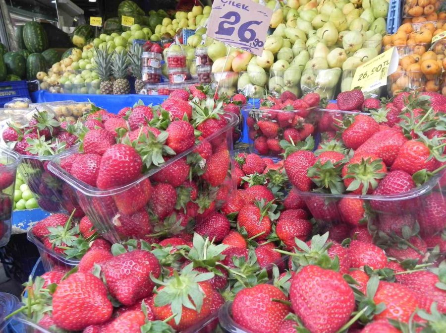 ’tezgâhın Gelini’ Adını Verdiği Çileği Şehrin Plaka Kodu Olan 26 Liradan Satıyor