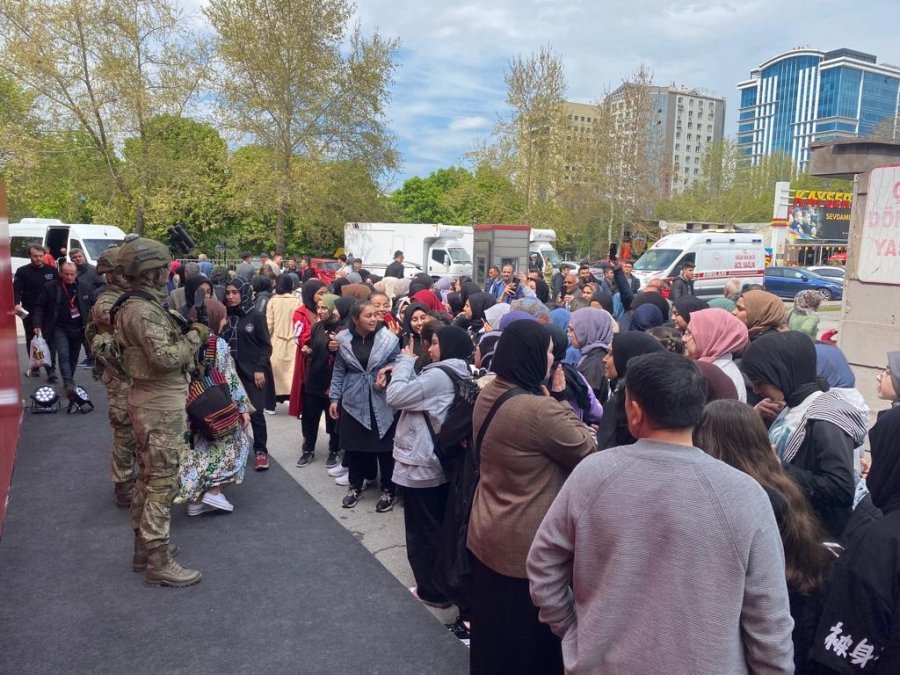Tsk’nın Teçhizatlarını Gören Vatandaş: “allah Benim Ömrümden Alsın, Cumhurbaşkanımızın Ömrüne Versin”
