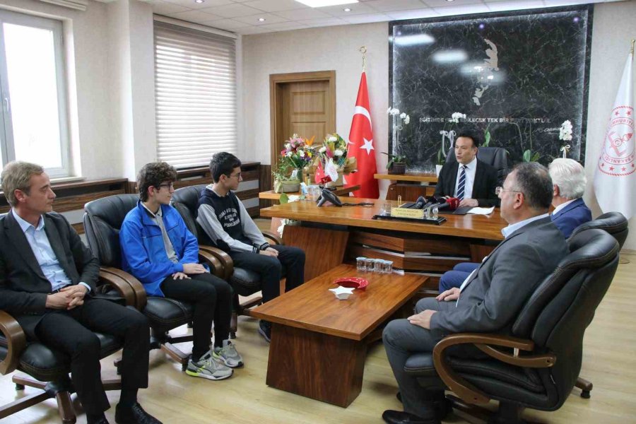 Kayserili Öğrenci Milli Savunma Bakanlığı Üniversitesi Sınavlarında Türkiye Birincisi Oldu