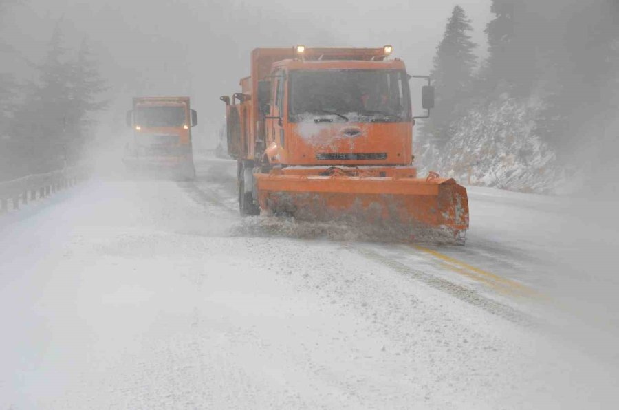 Antalya’ya Nisan Ayının Sonunda Kar Yağdı