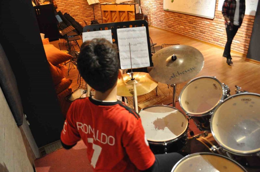 Oğlu İle Okulda Eğitim Alıyorlar