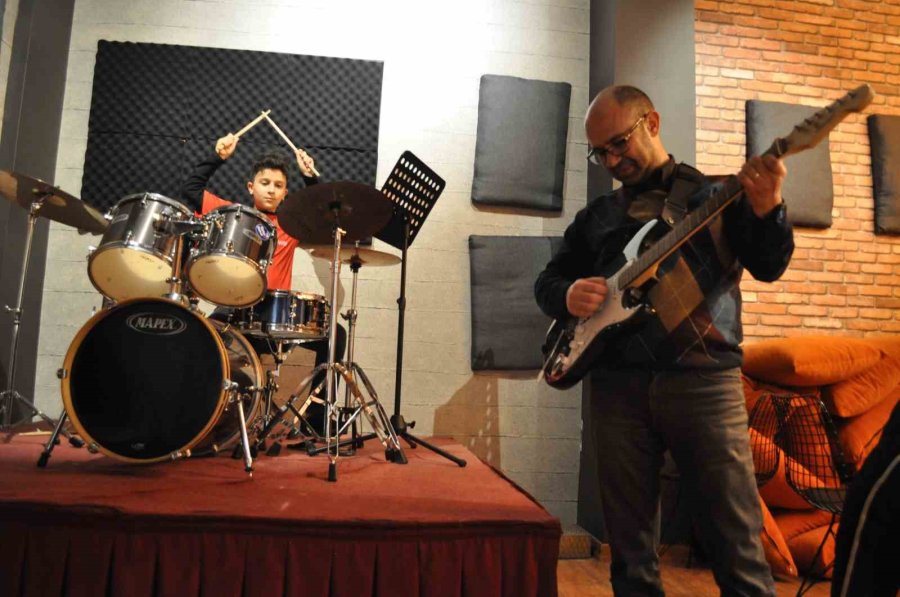 Oğlu İle Okulda Eğitim Alıyorlar