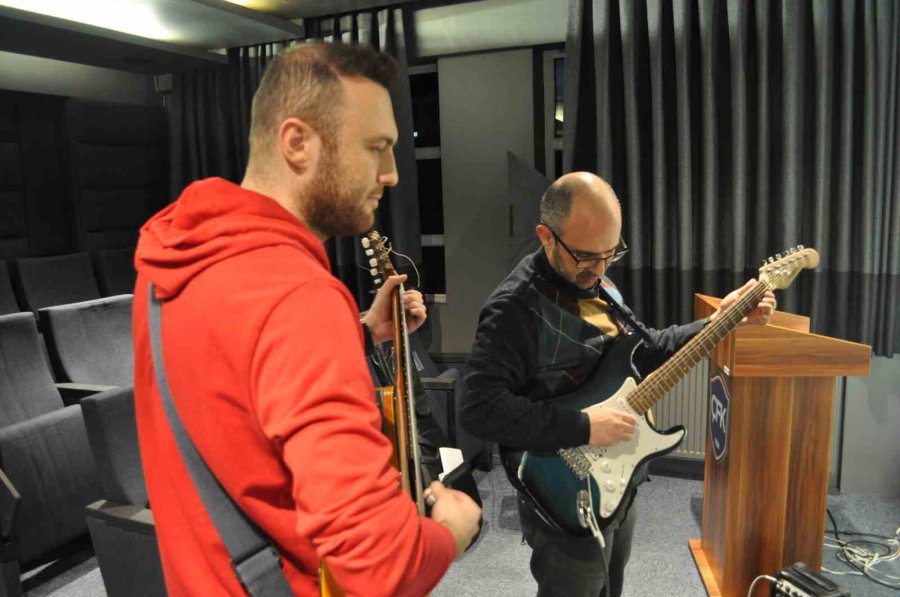 Oğlu İle Okulda Eğitim Alıyorlar