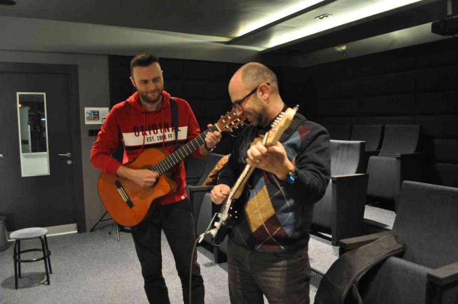 Oğlu İle Okulda Eğitim Alıyorlar