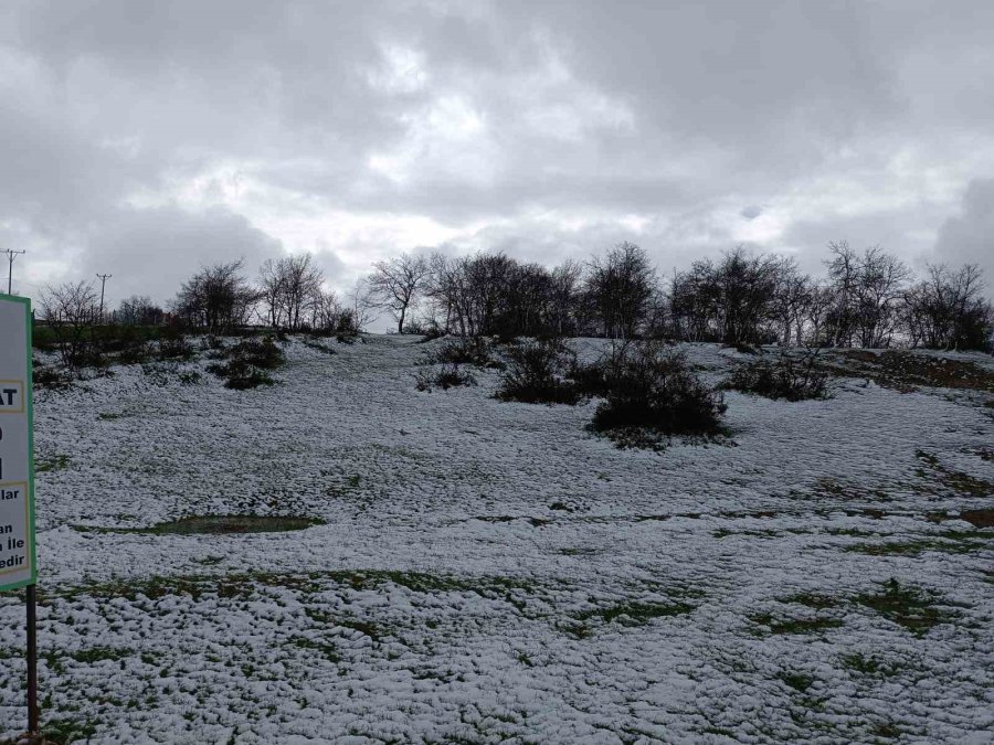 Nisan Ayında Yağan Kar Vatandaşı Şaşkına Çevirdi