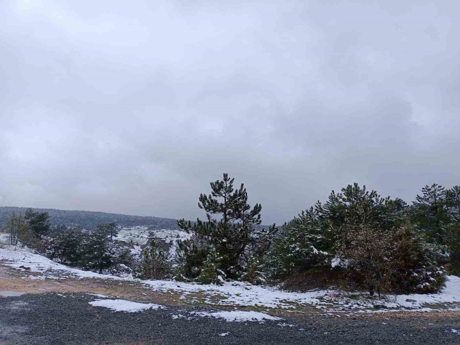 Nisan Ayında Yağan Kar Vatandaşı Şaşkına Çevirdi