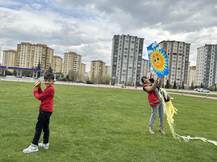 Öğrenciler Gökyüzünü Uçurtmalarla Süsledi