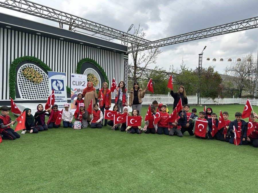 Öğrenciler Gökyüzünü Uçurtmalarla Süsledi