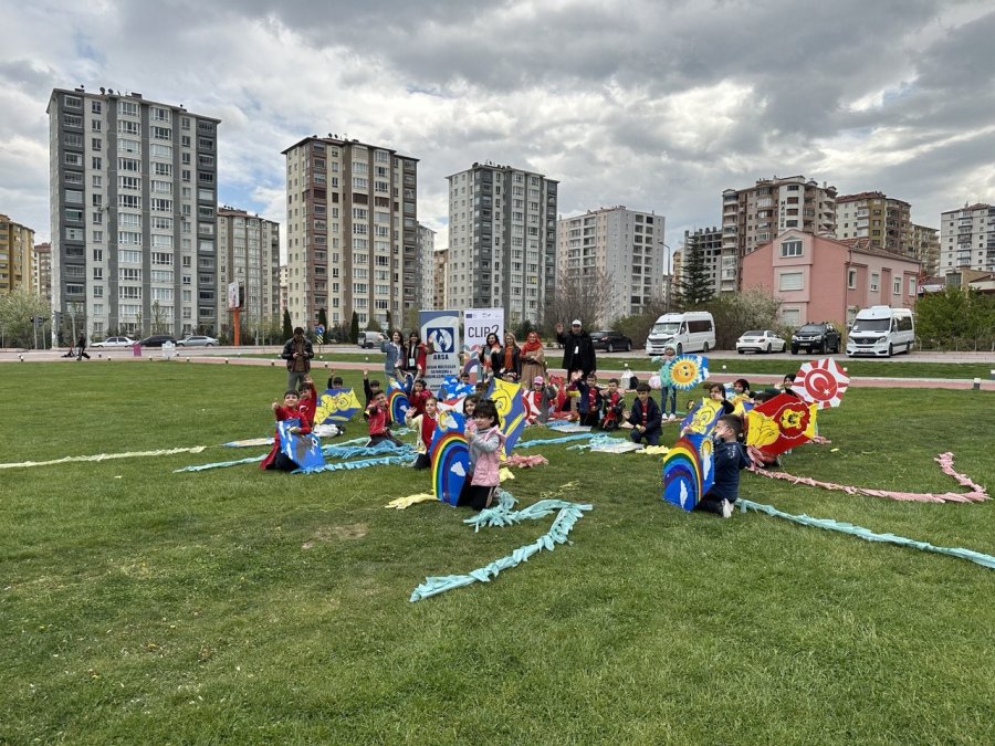 Öğrenciler Gökyüzünü Uçurtmalarla Süsledi