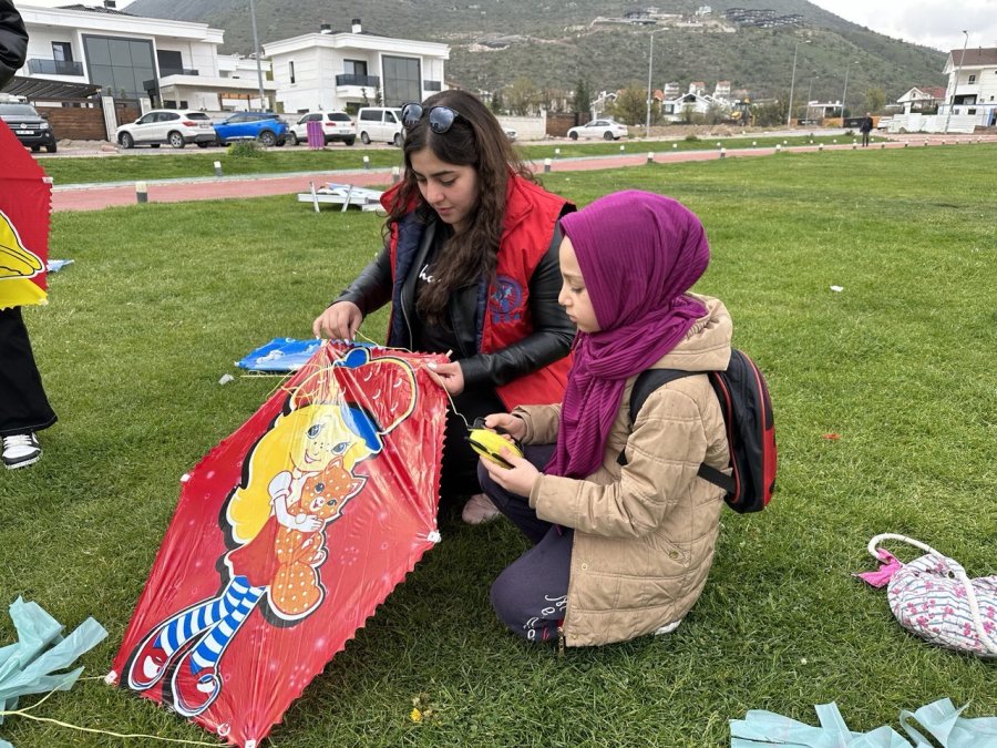 Öğrenciler Gökyüzünü Uçurtmalarla Süsledi