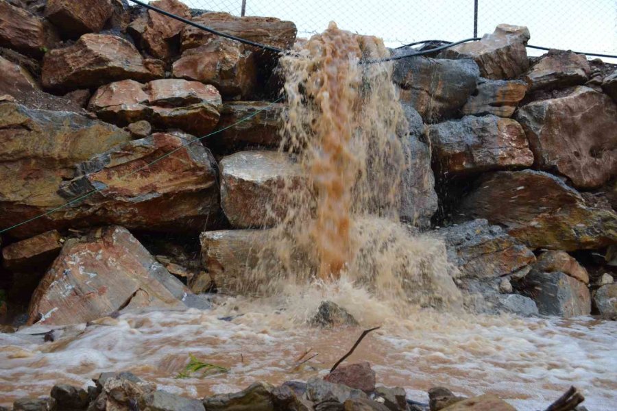 Gazipaşa’da Dere Taştı, Domates Serası Sular Altında Kaldı