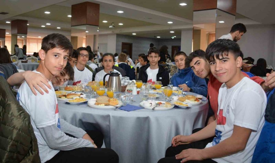 İl Milli Eğitim Müdürü Pervin Töre, Tımss 2023 Uygulamasında Eskişehir’i Ve Türkiye’yi Temsil Edecek Öğrenciler İle Bir Araya Geldi