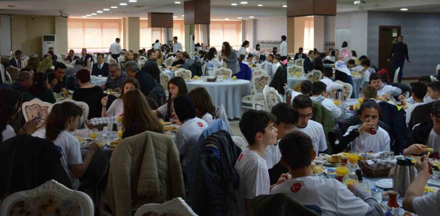 İl Milli Eğitim Müdürü Pervin Töre, Tımss 2023 Uygulamasında Eskişehir’i Ve Türkiye’yi Temsil Edecek Öğrenciler İle Bir Araya Geldi