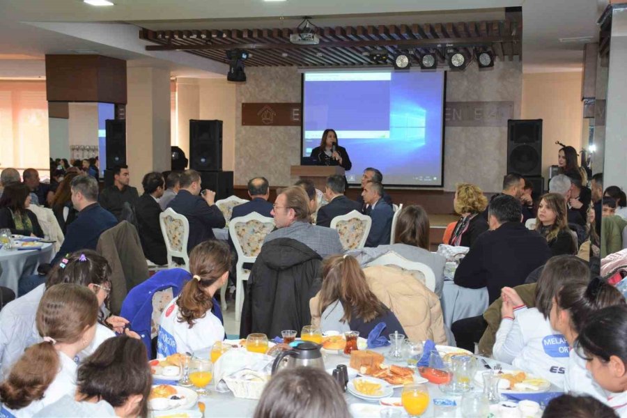 İl Milli Eğitim Müdürü Pervin Töre, Tımss 2023 Uygulamasında Eskişehir’i Ve Türkiye’yi Temsil Edecek Öğrenciler İle Bir Araya Geldi