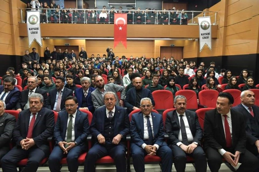 Bakan Akar, 63 Öğrencisini Şehit Veren Eski Okulu “taş Mektep”te Öğrencilerle Buluştu
