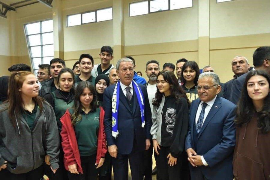 Bakan Akar, 63 Öğrencisini Şehit Veren Eski Okulu “taş Mektep”te Öğrencilerle Buluştu