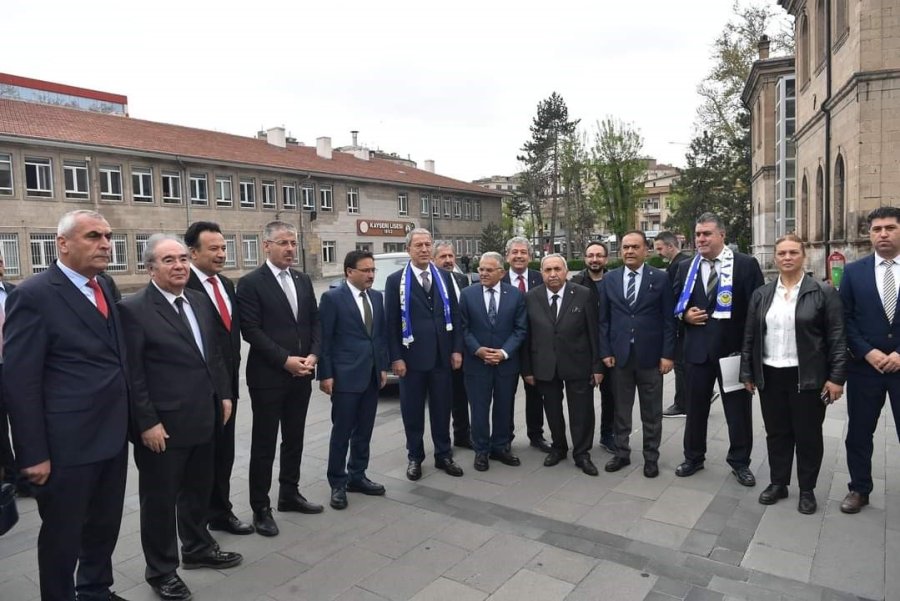 Bakan Akar, 63 Öğrencisini Şehit Veren Eski Okulu “taş Mektep”te Öğrencilerle Buluştu