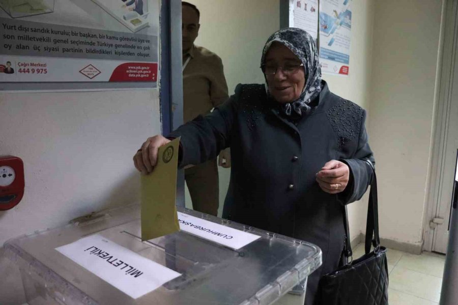 Yurtdışında Kalan Vatandaşlar Oylarını Kullanıyor